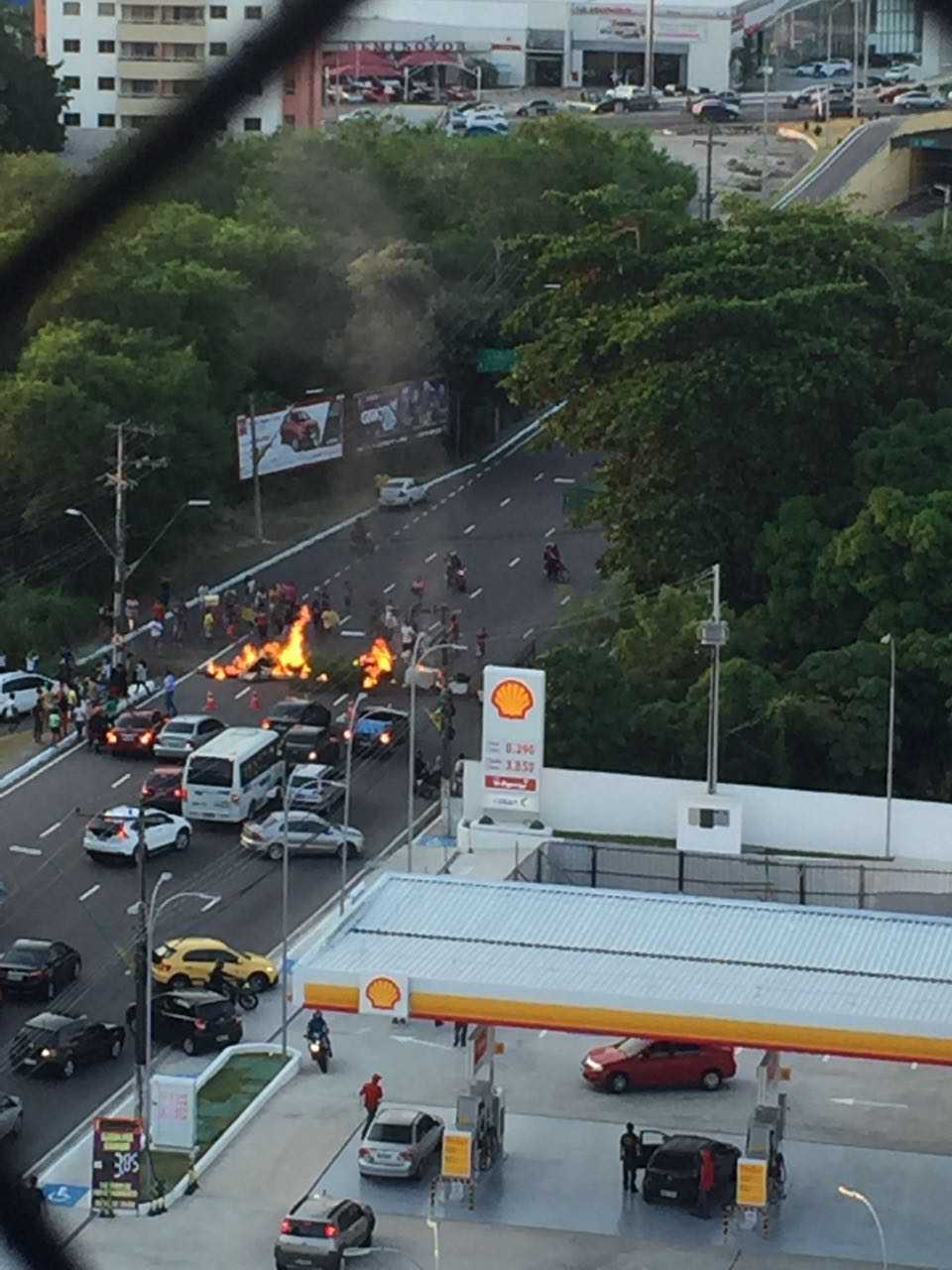 Manifestação interdita na Av Jornalista Umberto Calderaro Filho (Av Paraiba) em Manaus