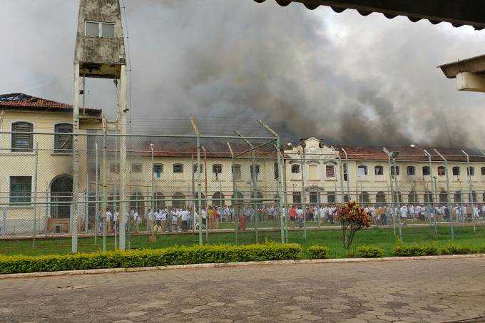 Centro de Progressão Penitenciária (CPP), em Bauru, em chamas (Divulgação)