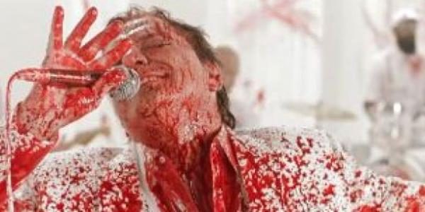 Fábio Junior aparece coberto de 'sangue' em vídeo