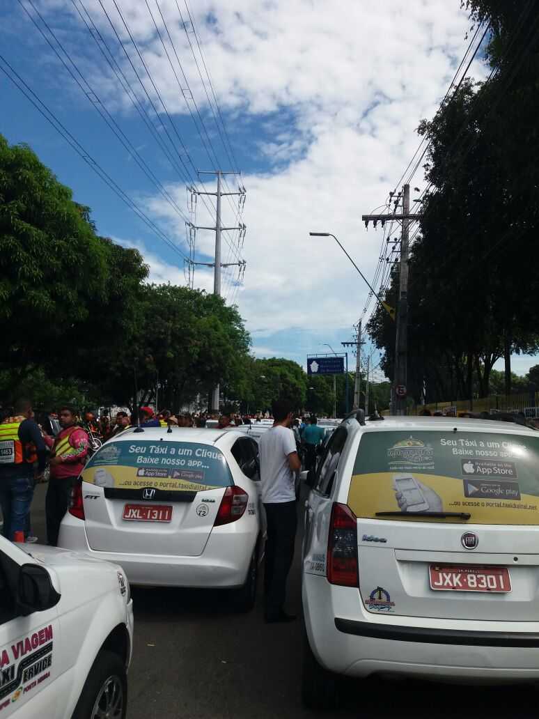 Mototaxistas e taxistas se unem em protesto em frente a sede da Prefeitura de Manaus -Imagens: No Amazonas é assim
